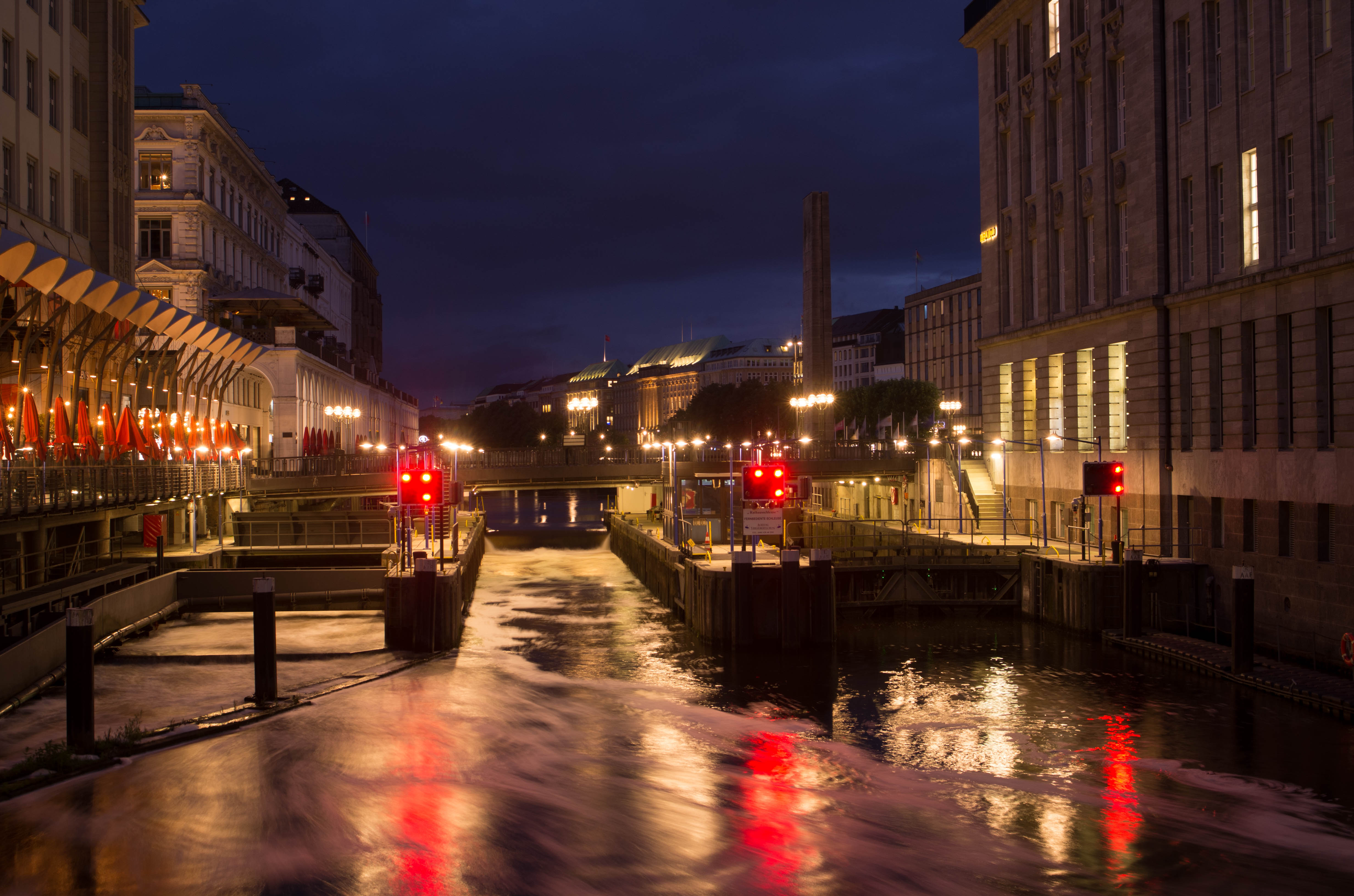 un canal à côté de l'hôtel de ville